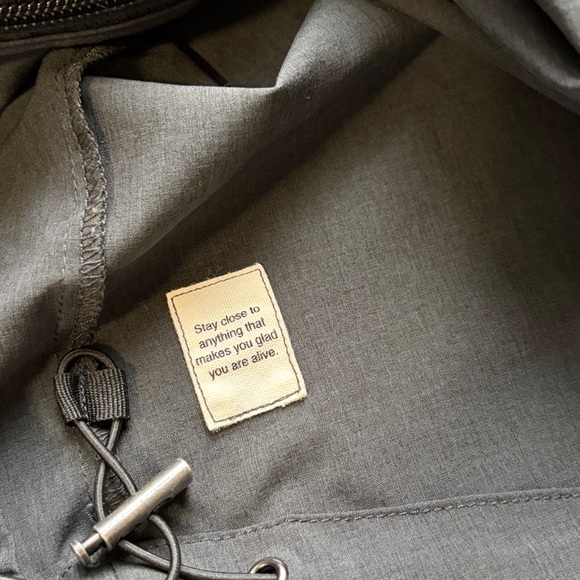 Vuori Outdoor Trainer Shell Black hooded womens lightweight pockets vw501 Sz M - Picture 10 of 16